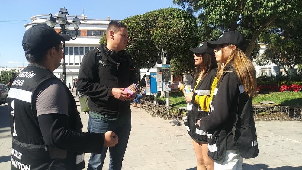 recibiendo a turistas repartiendo mapas programa soy tu anfigrion durango
